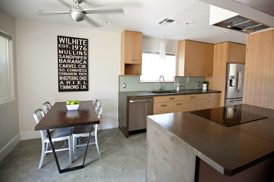 ヒューストンにあるエクレクティックスタイルのおしゃれなダイニングキッチン (フラットパネル扉のキャビネット、淡色木目調キャビネット、緑のキッチンパネル、シルバーの調理設備) の写真