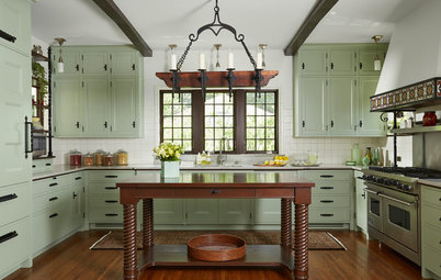 A New Traditional-Style Kitchen Rises From the Ashes