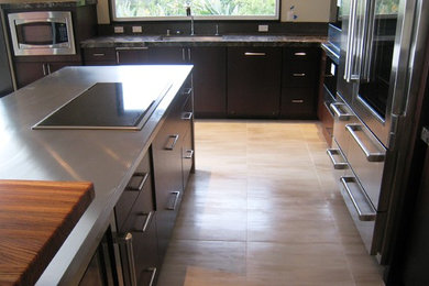 Idee per una cucina contemporanea di medie dimensioni con ante lisce, ante in legno bruno, top in granito e elettrodomestici in acciaio inossidabile