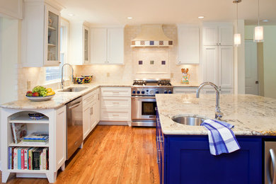 Foto de cocina tradicional con armarios estilo shaker, electrodomésticos de acero inoxidable, puertas de armario azules, salpicadero beige, salpicadero de azulejos tipo metro y encimera de granito