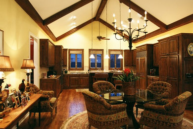 Klassische Wohnküche mit braunem Holzboden und Kücheninsel in Austin