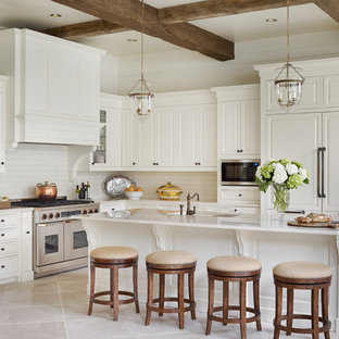 Immagine di una grande cucina chic con ante con bugna sagomata, ante bianche, paraspruzzi bianco, paraspruzzi con piastrelle diamantate, elettrodomestici da incasso, lavello sottopiano, top in granito e pavimento in pietra calcarea