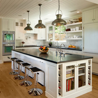 Esempio di una grande cucina tradizionale con lavello sottopiano, ante in stile shaker, paraspruzzi bianco, elettrodomestici da incasso, parquet chiaro e top nero