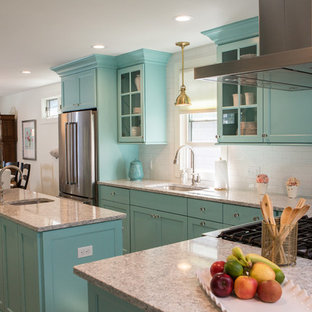 Inspiration pour une petit cuisine américaine marine en L avec un îlot central, un évier encastré, un placard à porte plane, des portes de placard turquoises, un plan de travail en quartz modifié, une crédence blanche, une crédence en carreau de céramique, un électroménager en acier inoxydable, un sol en vinyl et un sol gris.
