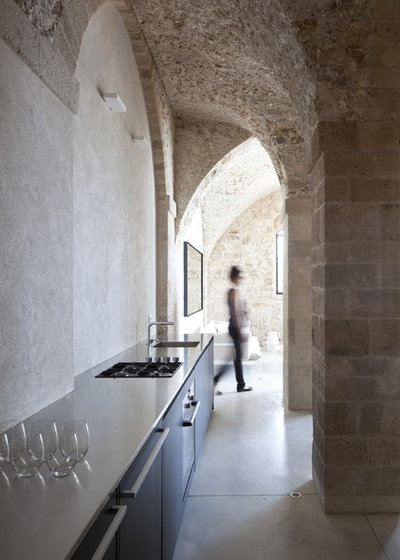 Mediterranean Kitchen by Pitsou Kedem Architect