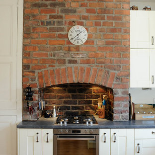 Immagine di una cucina vittoriana con ante in stile shaker e ante bianche