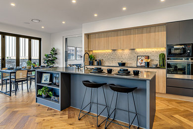 Zweizeilige, Mittelgroße Moderne Wohnküche mit braunen Schränken, Quarzwerkstein-Arbeitsplatte, Küchenrückwand in Beige, Rückwand aus Mosaikfliesen, schwarzen Elektrogeräten, braunem Holzboden, Kücheninsel und schwarzer Arbeitsplatte in Canberra - Queanbeyan