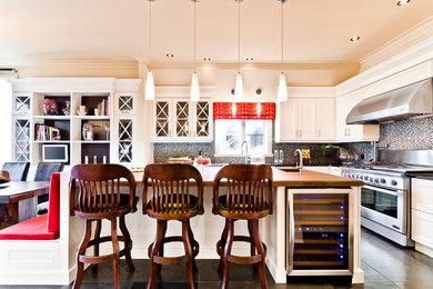 Kitchen - traditional kitchen idea in Montreal
