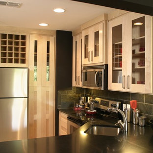 Inspiration for a mid-sized contemporary u-shaped eat-in kitchen in Atlanta with a single-bowl sink, shaker cabinets, light wood cabinets, granite benchtops, black splashback, slate splashback, stainless steel appliances, light hardwood floors, no island, brown floor and black benchtop.
