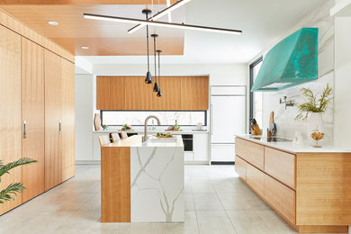 Exempel på ett avskilt, mellanstort modernt flerfärgad flerfärgat l-kök, med en undermonterad diskho, släta luckor, skåp i ljust trä, bänkskiva i koppar, fönster som stänkskydd, integrerade vitvaror, klinkergolv i porslin och en köksö