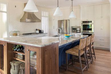 ボストンにある高級な広いトランジショナルスタイルのおしゃれなキッチン (アンダーカウンターシンク、落し込みパネル扉のキャビネット、白いキャビネット、大理石カウンター、白いキッチンパネル、セラミックタイルのキッチンパネル、シルバーの調理設備、淡色無垢フローリング、茶色い床) の写真