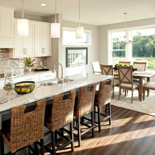 Ispirazione per una cucina abitabile chic con lavello a doppia vasca, ante in stile shaker, ante bianche, top in granito, paraspruzzi multicolore, paraspruzzi con piastrelle a listelli e top grigio