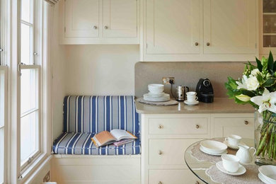 ロンドンにあるお手頃価格の広いトラディショナルスタイルのおしゃれなキッチン (白いキャビネット、シェーカースタイル扉のキャビネット、クオーツストーンカウンター、ライムストーンの床) の写真