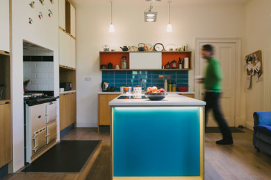 Esempio di una grande cucina design con lavello da incasso, ante lisce, ante in legno chiaro, top in quarzite, paraspruzzi blu, paraspruzzi con piastrelle in ceramica, elettrodomestici bianchi e parquet chiaro