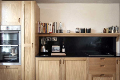 Cette image montre une cuisine design.