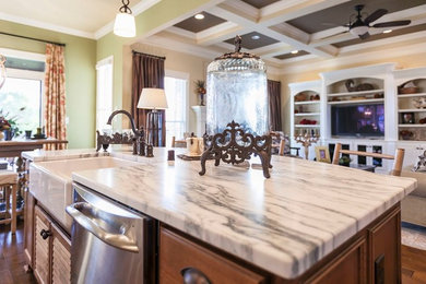 Exempel på ett mellanstort klassiskt kök, med luckor med infälld panel, vita skåp, marmorbänkskiva, beige stänkskydd, rostfria vitvaror, mörkt trägolv, en köksö, en rustik diskho och stänkskydd i tegel