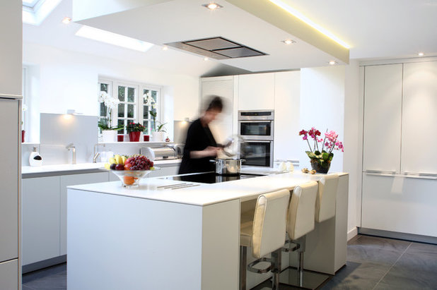 Contemporary Kitchen The clean lines of bulthaup b3 in a New Forest home