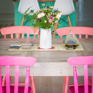 Idée de décoration pour une grand cuisine américaine bohème en L avec un placard à porte shaker, un îlot central, des portes de placards vertess, un plan de travail en bois et un sol en bois clair.