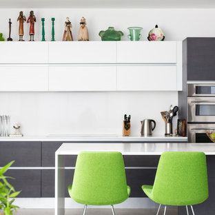 Ispirazione per una grande cucina a L minimalista con lavello a doppia vasca, ante lisce, top in quarzo composito, paraspruzzi bianco, elettrodomestici in acciaio inossidabile, isola e ante bianche
