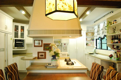 Design ideas for a classic kitchen in Singapore.
