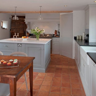 Diseño de cocina rural con armarios con paneles empotrados, fregadero sobremueble y puertas de armario grises