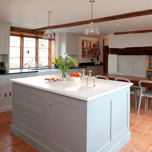 Modelo de cocina rural con armarios estilo shaker y fregadero sobremueble