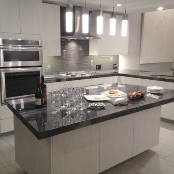 The Entertainer's Contemporary Kitchen