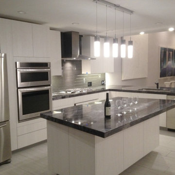 The Entertainer's Contemporary Kitchen