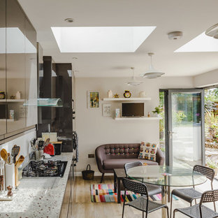 Foto di una piccola cucina eclettica con ante lisce, top in granito, parquet chiaro, nessuna isola e pavimento beige