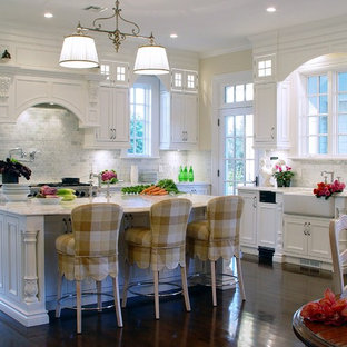 Idee per una grande cucina classica con lavello stile country, ante lisce, ante bianche, top in marmo, paraspruzzi bianco, paraspruzzi con piastrelle diamantate, elettrodomestici in acciaio inossidabile, parquet scuro, isola e pavimento marrone