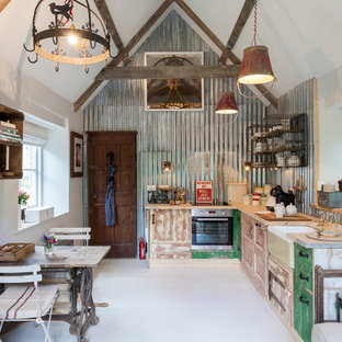 Imagen de cocina en L, romántica, pequeña, sin isla, con puertas de armario con efecto envejecido