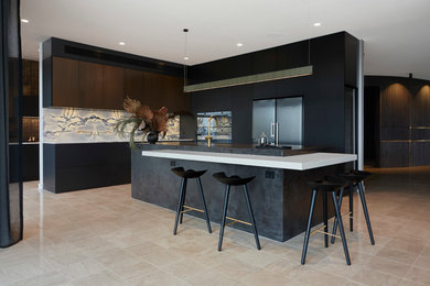 Bild på ett stort funkis svart svart kök, med släta luckor, svarta skåp, bänkskiva i betong, vitt stänkskydd, stänkskydd i marmor, rostfria vitvaror, klinkergolv i porslin, en köksö och beiget golv