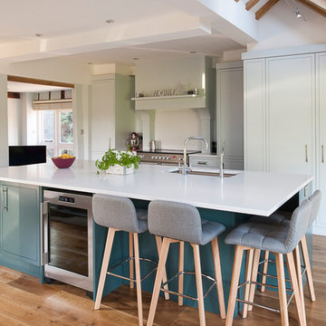 THE PERFECT MARRIAGE OF OLD MEETS NEW IN THIS COOL COUNTRY KITCHEN