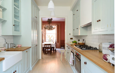 Smart Cabinet Arrangement Opens Up a Narrow London Kitchen