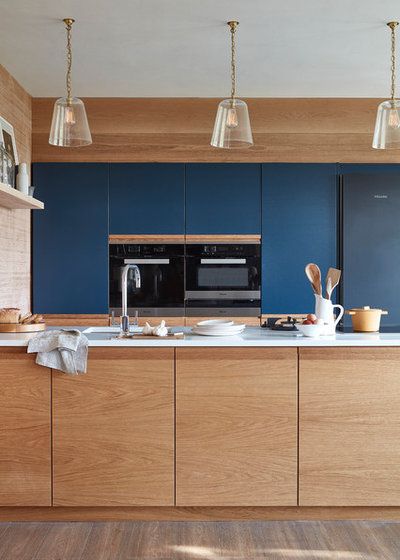 Contemporary Kitchen by Naked Kitchens