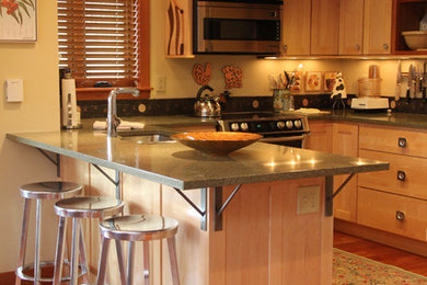 Idéer för att renovera ett litet vintage grå grått kök, med en undermonterad diskho, skåp i shakerstil, skåp i mellenmörkt trä, bänkskiva i kvarts, rostfria vitvaror, mellanmörkt trägolv, en halv köksö och brunt golv