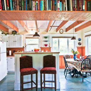 Foto di una cucina abitabile rustica con ante in stile shaker, ante bianche, pavimento in legno verniciato, pavimento blu e struttura in muratura