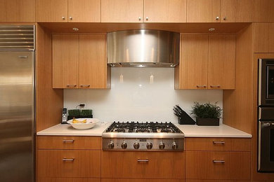 Moderne Küche mit Schrankfronten im Shaker-Stil, dunklen Holzschränken, Granit-Arbeitsplatte und Küchengeräten aus Edelstahl in Calgary