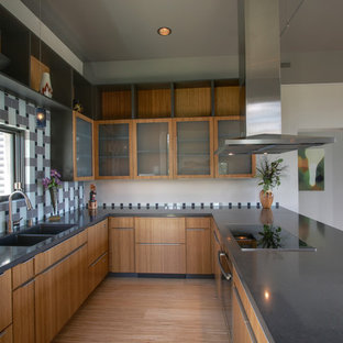 Ispirazione per una cucina ad U design con lavello a doppia vasca, ante lisce, ante in legno scuro e paraspruzzi multicolore