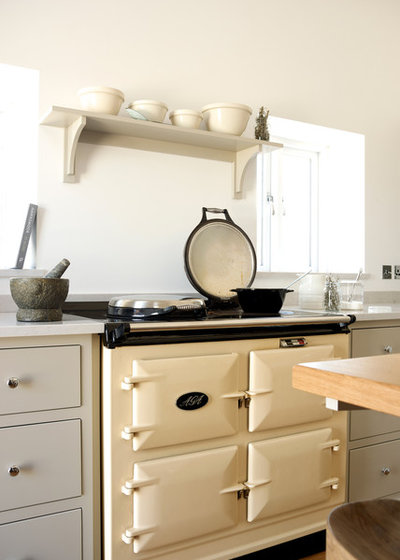 Country Kitchen by deVOL Kitchens