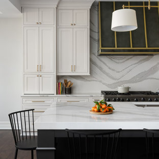 Réalisation d'une grand cuisine ouverte tradition en L avec un évier encastré, un placard à porte plane, des portes de placard blanches, un plan de travail en quartz modifié, une crédence blanche, une crédence en quartz modifié, un électroménager encastrable, un sol en bois foncé, 2 îlots, un sol marron, un plan de travail blanc et un plafond à caissons.