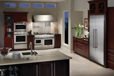 Imagen de cocina moderna grande con puertas de armario de madera en tonos medios, electrodomésticos de acero inoxidable, suelo de baldosas de cerámica y una isla