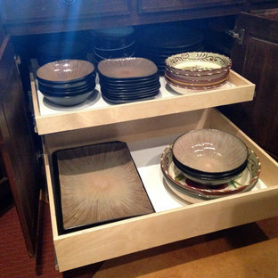 Einzeilige, Mittelgroße, Offene Klassische Küche mit Küchenrückwand in Beige, flächenbündigen Schrankfronten, hellen Holzschränken, Granit-Arbeitsplatte und Travertin in Sonstige