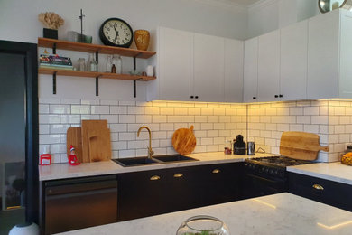 メルボルンにある高級な中くらいなラスティックスタイルのおしゃれなキッチンの写真