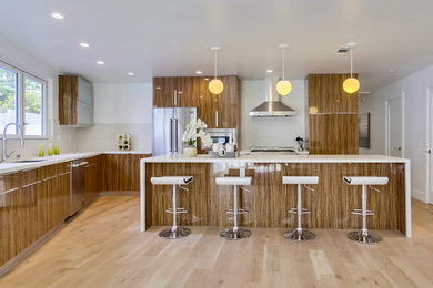 ロサンゼルスにあるラグジュアリーな広いエクレクティックスタイルのおしゃれなキッチン (ダブルシンク、ガラス扉のキャビネット、濃色木目調キャビネット、コンクリートカウンター、マルチカラーのキッチンパネル、セラミックタイルのキッチンパネル、シルバーの調理設備、塗装フローリング、ベージュの床、白いキッチンカウンター) の写真