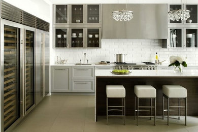 Idéer för att renovera ett stort funkis kök, med en undermonterad diskho, luckor med profilerade fronter, grå skåp, marmorbänkskiva, vitt stänkskydd, stänkskydd i keramik, rostfria vitvaror, klinkergolv i porslin och en köksö