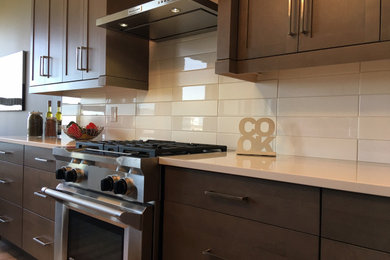 Foto de cocina moderna con salpicadero blanco y salpicadero de azulejos tipo metro