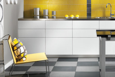 Diseño de cocinas en L minimalista de tamaño medio con armarios con paneles lisos, puertas de armario blancas, encimera de acrílico, suelo de baldosas de cerámica y una isla