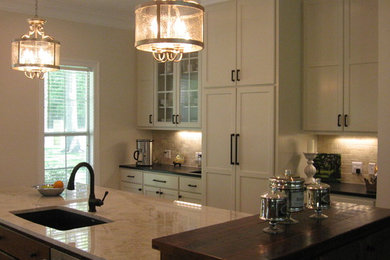 Example of a kitchen design in New Orleans