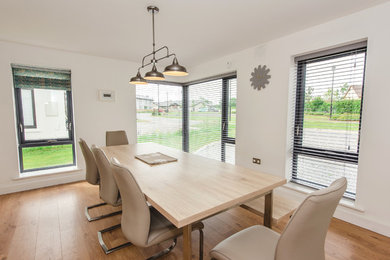 Aménagement d'une salle à manger moderne avec parquet clair.